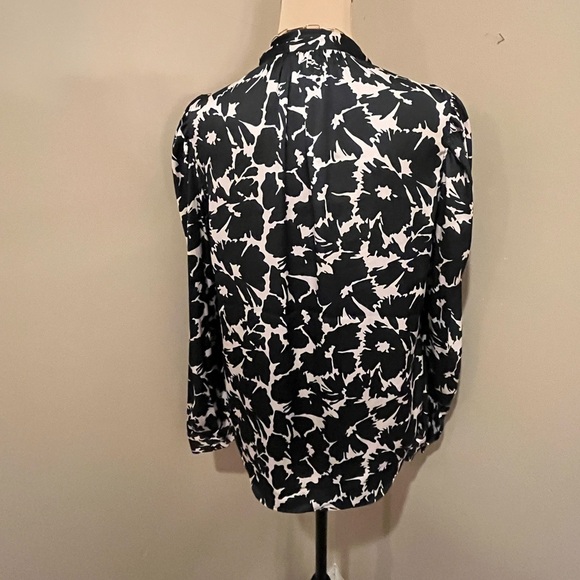 Gap Black and Off White Women's Tie front blouse, size Small - Picture 4 of 11